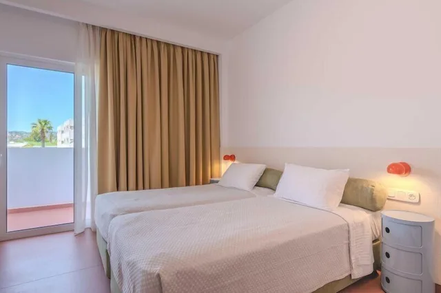 غرفة بسريرين منفصلين وسرير كينج بإطلالة على المسبح، Orion Hotel 3/10