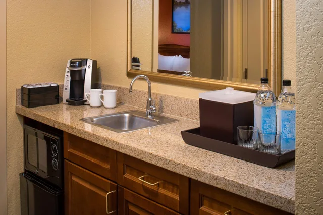 2 Rooms, Governor, Suite, King Bed, Corner، Embassy Suites by Hilton Sacramento Riverfront Promenade 7/8