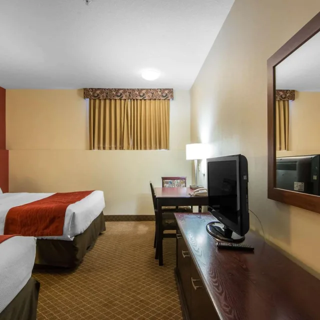 Basement, King Bed, 2 Queen Beds, Comfort Inn & Suites Calgary Airport - South 4/6
