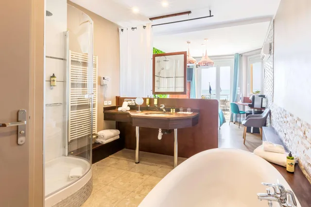 Junior Suite, Queen Bed, Panoramic Sea View, Bath and Shower, Terrace، Best Western Plus La Rade 5/6