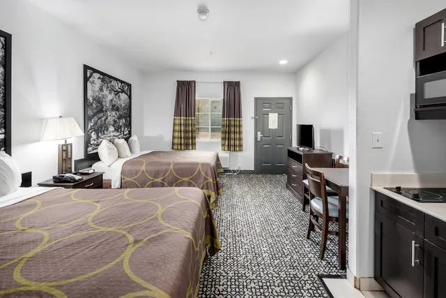 غرفة بسريرين كوين بمطبخ، Super 8 by Wyndham Mansfield LA 3/4