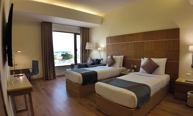 غرفة بسريرين منفصلين بإطلالة على المدينة، Golden Tulip Muscat 1/9