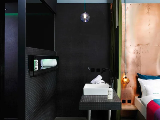 Large Urban, King Bed، 25hours Hotel Bikini Berlin 3/4