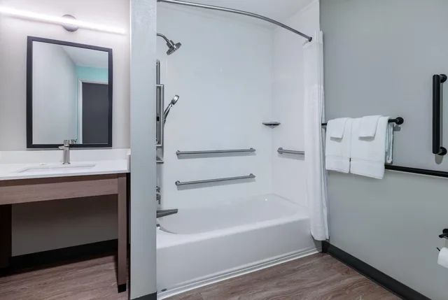 غرفة بسرير كوين لذوي الإعاقة، ECHO Suites Extended Stay by Wyndham Colorado Springs Airpt 8/8