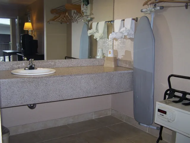 غرفة بسرير كينج لذوي الإعاقة، Super 8 By Wyndham San Antonio Downtown/Alamo 4/4
