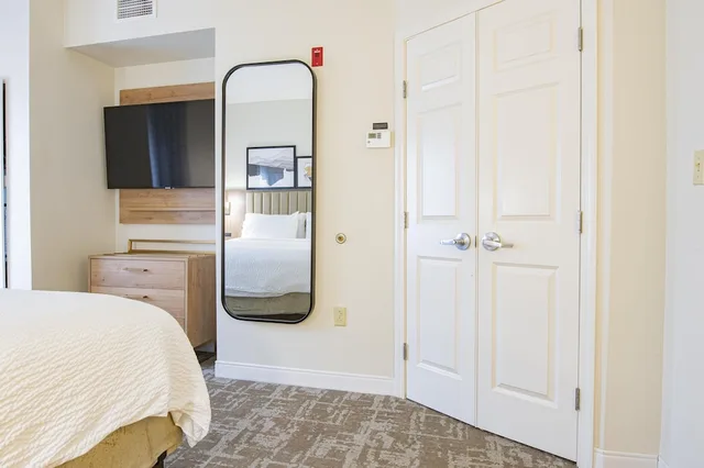 جناح بسريرين كينج بغرفتي نوم بمطبخ، Staybridge Suites Lafayette Airport 1/3