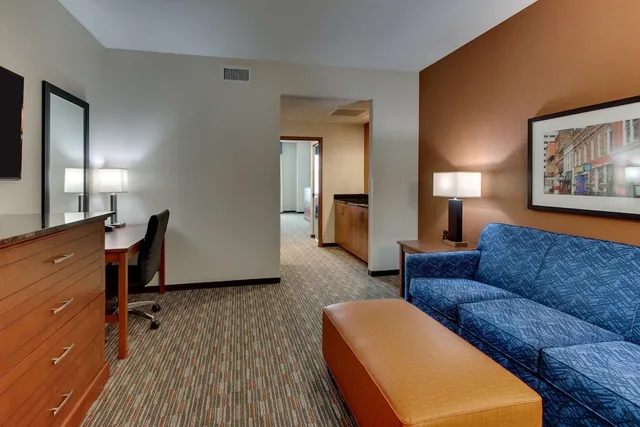 جناح بسريرين كوين بغرفتين مع أريكة، Drury Inn & Suites Knoxville West 3/6