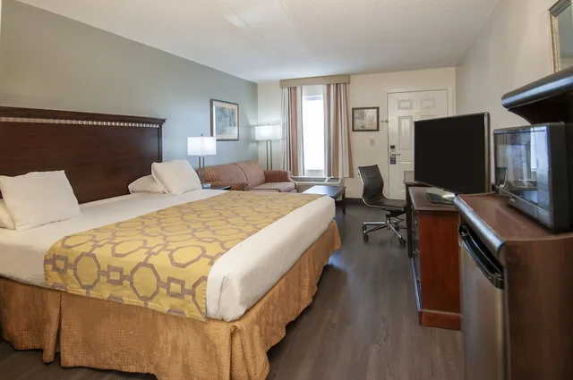 Standard, King Bed, Baymont by Wyndham Tuscaloosa 2/10