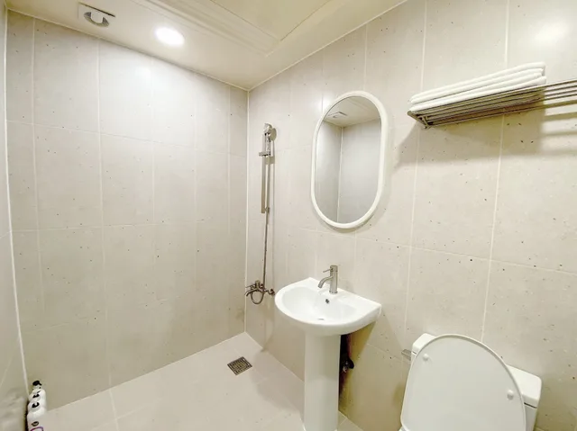 غرفة بفراش فوتون وسريرين منفصلين مع سرير إضافي، Jeonju Tourist Hotel 3/3