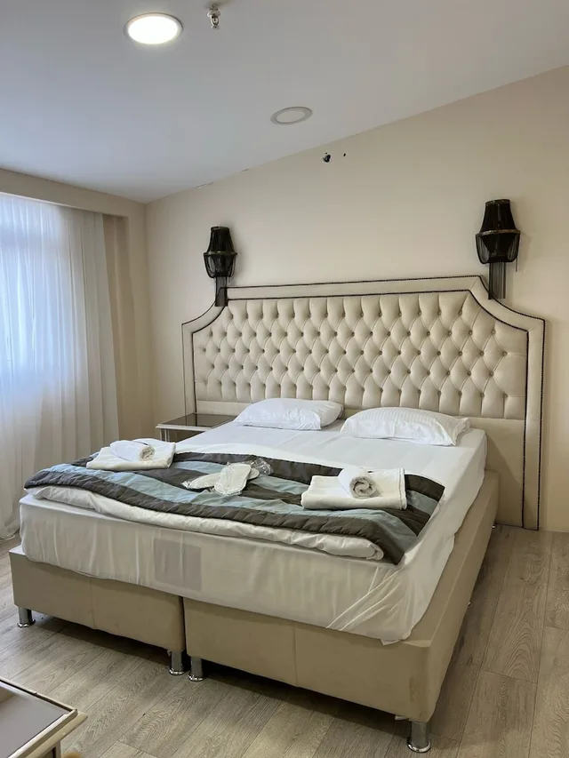 جناح ملكي متصل بسرير مزدوج وسريرين منفصلين بإطلالة على البحر، LE MARDE HOTEL 1/10