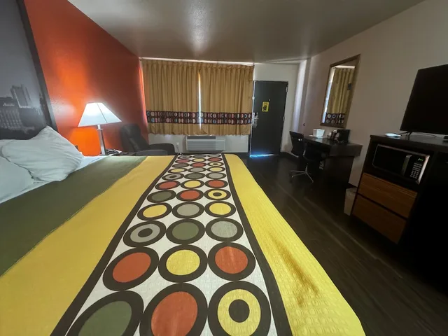 غرفة بسرير كينج، Super 8 by Wyndham Giddings 2/4