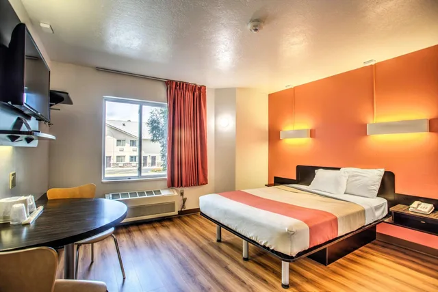 1 Queen Bed - Non-Smoking, Micfridge، Motel6 Bozeman, MT 2/10