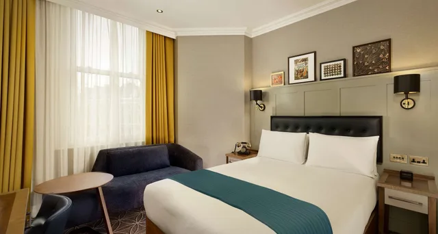 غرفة سوبيريور بسرير كوين، 100 Queens Gate Hotel Curio Collection By Hilton 3/8