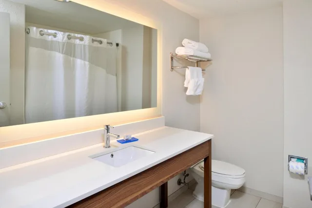 جناح بسريرين كوين مع أريكة بمنطقة جلوس، Holiday Inn Express Blowing Rock South 5/8