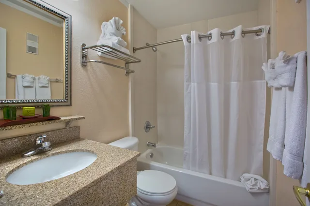 2 Bedrooms, Suite, King and Queen Bed, Bay View، Sailport Waterfront Suites Hotel 3/4