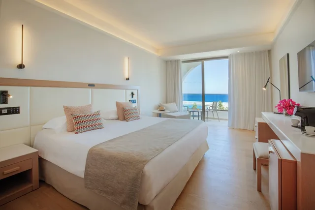غرفة سوبيريور بسريرين منفصلين بإطلالة على البحر، Golden Coast Beach Hotel 1/6