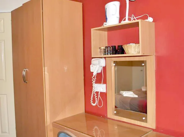 Room, Quadruple, Double and Twin Beds, Guilford House 1/1