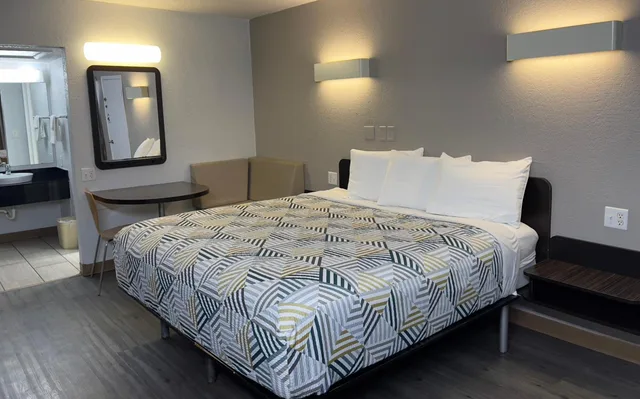 غرفة بسرير كينج، Motel6 Sallisaw, OK 5/8