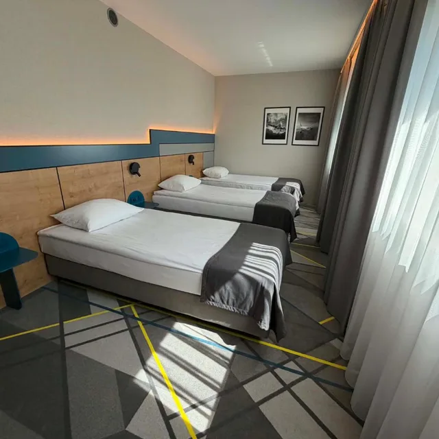 غرفة ثلاثية، AIR HOTEL 2/10