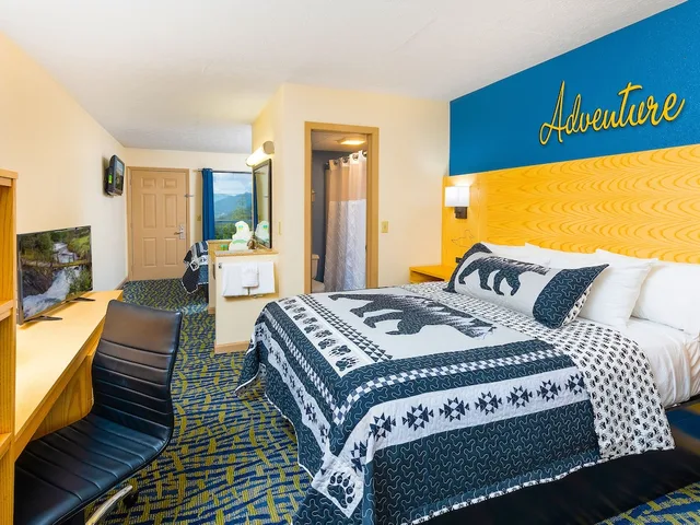 Standard, 2 Queen Beds, River View, Creekstone Inn 1/1