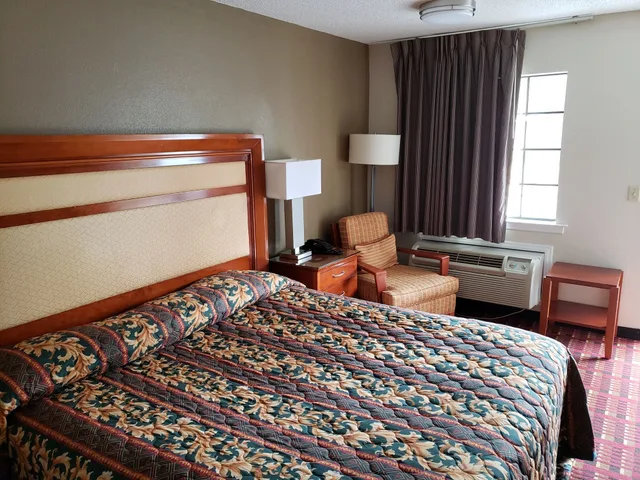 غرفة قياسية بسرير كينج للمدخنين، Peach Tree Inn 4/9