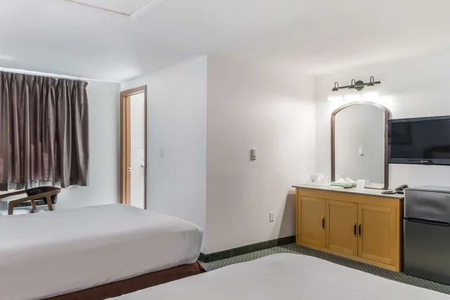 غرفة بسريرين مزدوجين، Americas Best Value Inn Suites Hyannis Cape Cod 6/6