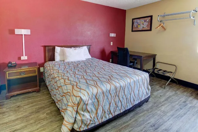 غرفة بسرير كوين، Econo Lodge Town Center 2/6
