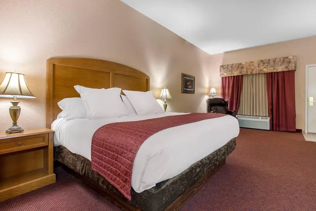 Standard, King Bed, Norfolk Lodge Suites Ascend Hotel Collection 2/10