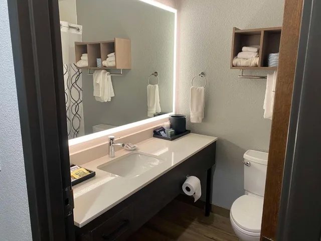 غرفة بسريرين كوين بإطلالة بحوض استحمام لذوي الإعاقة، Best Western Lake Lucille Inn 3/3