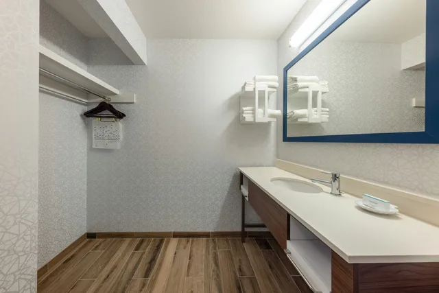 غرفة ركنية بسرير كينج، Hampton Inn St Robert Ft Leonard Wood 2/4
