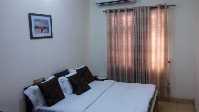جناح تنفيذي بسرير كوين، Rita's Events And Suites 3/3