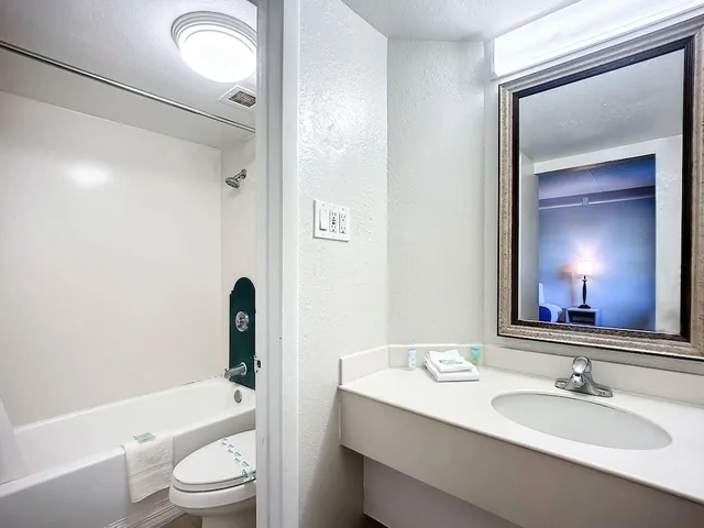 غرفة بسرير كينج مع أريكة، Motel 6 Jacksonville Fl Airport Area South 7/10