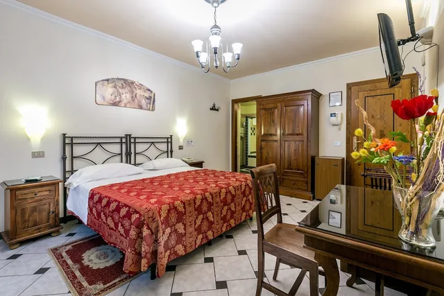 غرفة ثلاثية بسرير كوين وسرير فردي بغرفة نوم واحدة، Hotel Collodi 1/6