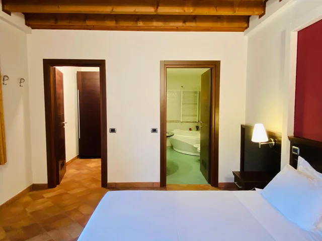غرفة بسرير كينج بجاكوزي، Country Hotel Castelbarco 2/8