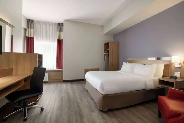 غرفة بزنس بسرير كينج، Microtel Inn And Suites By Wyndham Val-D Or 1/2