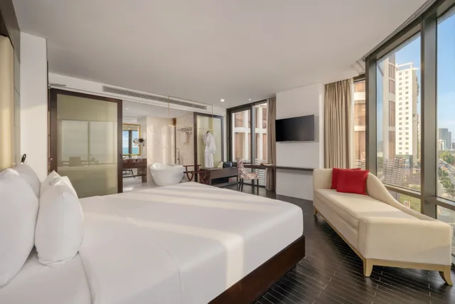 Premier, Suite, Beach Front, Holiday Beach Hotel Danang 1/5