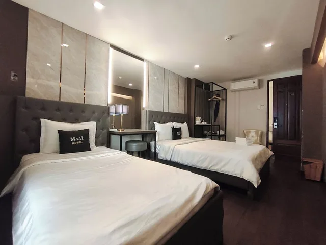جناح بسرير كوين وسرير فردي بشرفة، Moc Huong Hotel 4/10