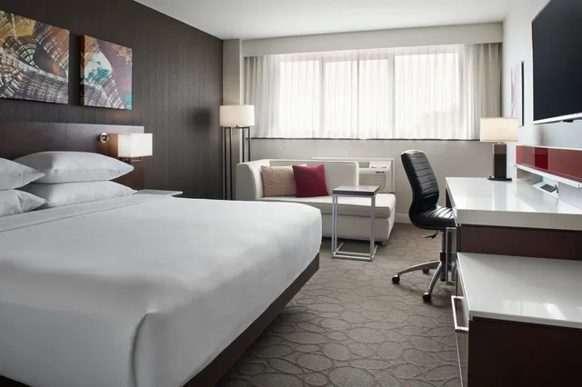 غرفة بريميير بسرير كينج مع أريكة، Delta Hotels By Marriott Beausejour 1/4