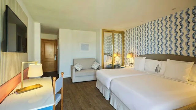 غرفة ثلاثية بسريرين منفصلين بشرفة، Fenix Torremolinos Hotel – Adults Only 1/3