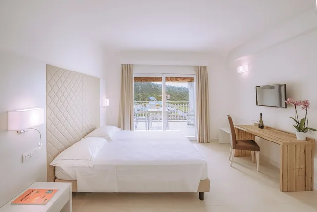 Deluxe, Quadruple, 1 Queen and 1 Single Bed, Murphy Bed, Sea View، Moresco 1/4