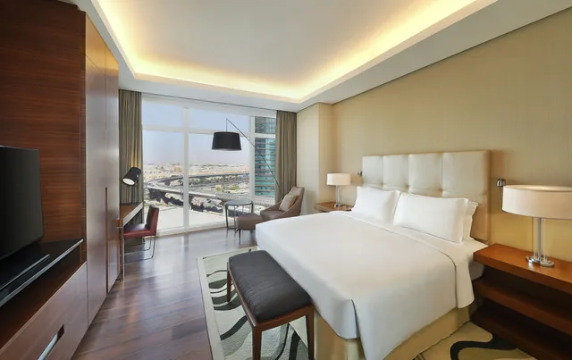 غرفة ديلوكس بسرير كينج بغرفتي نوم لذوي الإعاقة، فندق هيلتون الرياض والشقق الفندقيه(Hilton Riyadh Hotel & Residences) 2/3