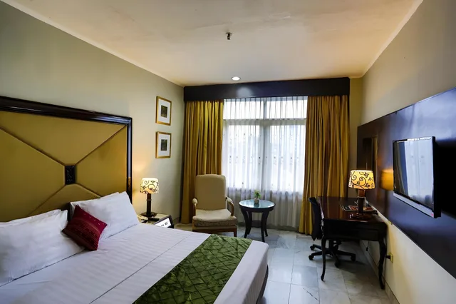 غرفة ديلوكس بسرير كينج وسرير كوين، Johns Pardede International Hotel 1/1