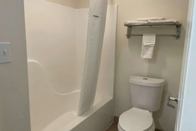 غرفة بسريرين كوين، Baymont by Wyndham Biloxi Ocean Springs 8/8