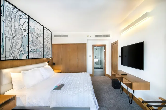 Club, Double Bed, City View, Smoking, Le Meridien Abu Dhabi 3/6
