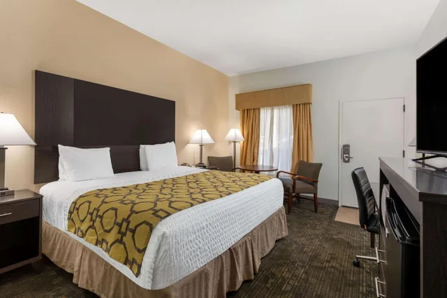 غرفة ديلوكس بسرير كينج بحوض استحمام لذوي الإعاقة، Baymont by Wyndham Tallahassee 1/5