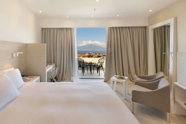 غرفة تنفيذية بسرير مزدوج بإطلالة على البحر، Hilton Sorrento Palace 1/8