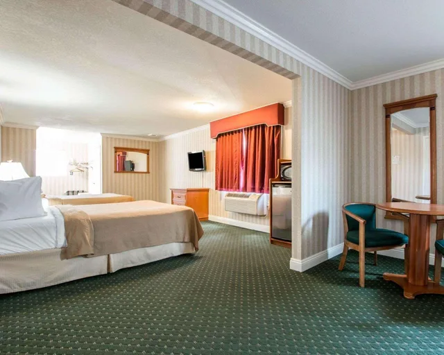 Suite, Queen Bed, Quality Inn Suites Anaheim Maingate 1/3