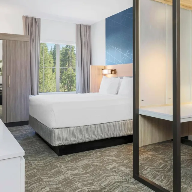 جناح بسرير كينج مع سرير سحّاب إضافي مع أريكة في طابق مرتفع، SpringHill Suites by Marriott Truckee Lake Tahoe 1/6