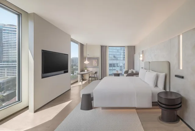 غرفة ركنية بسريرين كينج بغرفتي نوم، KROMO Bangkok, Curio Collection by Hilton 6/10