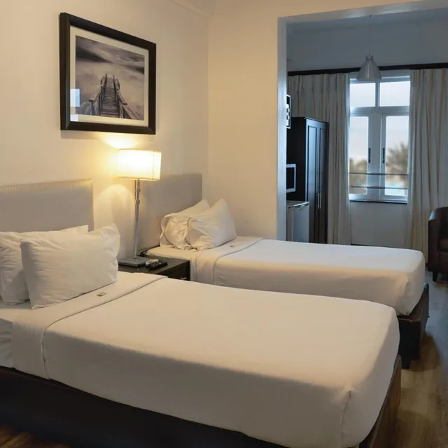 غرفة بسريرين منفصلين بإطلالة على البحر، Parade Hotel 1/3